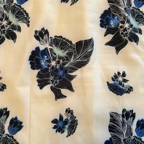 Beautiful white dress with blue flower design - Picture 3 of 6